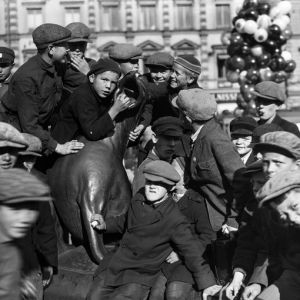 Poikia Havis Amandan patsaan reunalla vuonna 1920. Poikia Havis Amandan patsaan reunalla vuonna 1920.