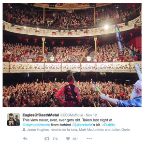 Eagles of Death Metal -yhtyeen kuva Dublinin keikasta. Tätä väitettiin myöhemmin Pariisin Bataclanissa otetuksi kuvaksi. Kuvakaappaus twiitistä
