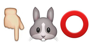 "(När Alice) föll ner i kaninhålet..." Ett utdrag ur Alice i underlandet på emoji. Tre emojier representerar meningen att Alice föll ner i kaninhålet.