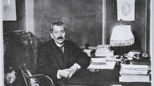 Kirjailija Eino Leino työpöytänsä äärellä vuonna 1922 Kirjailija Eino Leino työpöytänsä äärellä vuonna 1922