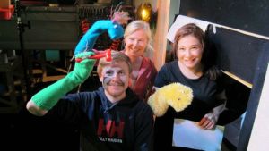 Suzan Aledin, t.h., är producent för BUU-klubben på Svenska Yle. Här hoppar hon in i strumpkören vid inspelningarna av Hittehatt i juni 2015, tillsammans med Eva Fyrqvist och Staffan Gräsbeck. Tre personer håller i handdockor som föreställer strumkören i Hittehatt