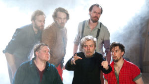 En skymt av Lucifer. I mitten Eero Ojala som Simeoni. Foto från Ryhmäteatteris uppsättning av Sju bröder på Sveaborgs sommarteater.