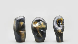 Skulpturer av glas hör till Egs nyare arbetstekniker och de finns med i Konsthallens helhet. En skulptur i glas av Egs.