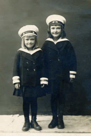 "Mä olen pienestä pitäen ollut kova äkäpussi, niin kiukkuinen, kiukkuinen!" Leipurikondiittori Niemelän tyttäret Kerttu Siviä eli Tii ja Irma 1920-luvun alussa. Tii Niemelä
