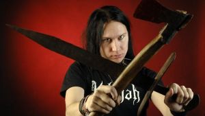 Kjell from hell, som gjorde radiodebut i Metallväktarna. Kjell Simosas poserar med ett svärd och en yxa.