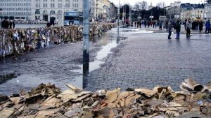 Kauppatorille asetettiin tulvasuojat v. 2005 Jätepaperipaalit koottiin tulvaesteiksi Helsingin Kauppatorille v. 2005