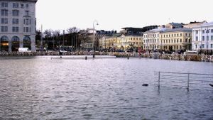 Vesimassat pysähtyivät tulvaesteisiin v. 2005 Kauppatorilla oli tulva vuonna 2005