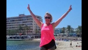Gabriella Eriksson planerar sin tredje träningsresa. Gabriella Eriksson på stranden under en motionsresa.