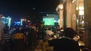 Fullt med folk i Arbil, där man försöker leva som vanligt Fullt med folk i Arbil, där man försöker leva som vanligt