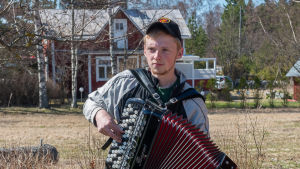 Anton Nervander från Västanfjärd underhöll gästerna på Backom på öppningsdagen/foto Kaj-Ole Dahlström. Spelmannen Anton Nervander underhåller på Backom café i Hitis.