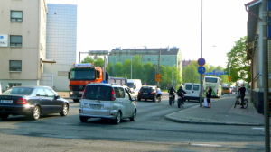 I de här trakterna på Bangårdsgatan ska framför allt cyklister och bilister se upp. Livlig trafik på Bangårdsgatan i Åbo.