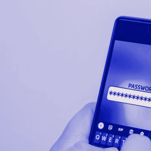 Digitreenien pääkuva. Taustalla tietokoneen näyttö, jonka posti-it-lapussa tähtiä salasanan merkkinä.