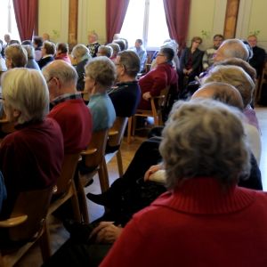 Eläkeläisiä keskustelutilaisuudessa Hämeelinnassa 2016.