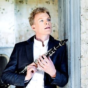Solist Martin Fröst, klarinett Klarinettisten Martin Fröst står i en dörröppning och håller i sin klarinettt