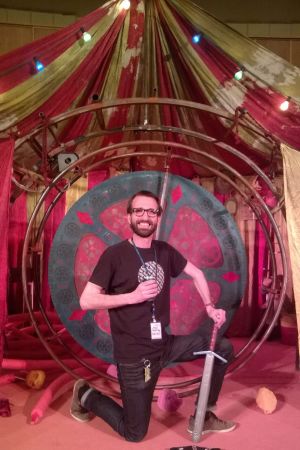 Paul Olin framför scenografin till Hamlet sade det vackrare. Regissör Paul Olin framför scenografin till produktionen Hamlet sade det vackrare