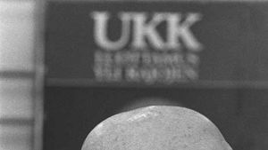 UKK Luottamusta yli rajojen -juliste taustallaan vuonna 1977 vaalitilaisuudessa
