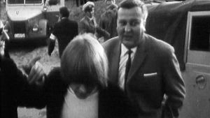 Brian Jones ja Tappi Suojanen saapuvat konserttipaikalle. Brian Jones ja ohjelmatoimitsija Tauno "Tappi" Suojanen Yyterin juhannusjuhlilla 1965.