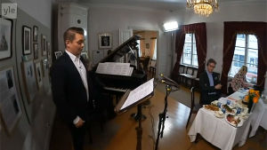Tenori Tuomas Katajala ja Erkki Korhonen esittävät Sibeliusta Kantapöydän suorassa lähetyksessä 12.8.2015 Sibeliuksen syntymäkotimuseossa Hämeenlinnassa. Kantapöytä 12.8.2015