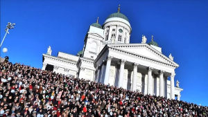 Jean Sibelius polttaa sikaria. Kansanpaljous Helsingin Tuomiokirkon portailla Sibeliuksen Finlandian yhteislaulutilaisuudessa säveltäjän syntymäpäivänä 8.12.2015 klo 12.