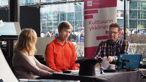 Kontrabasisti Joel Raiskio Kantapöydän suorassa lähetyksessä Musiikkitalon kahvilassa 9.3.2016 Riikka Holopaisen ja Vesa Kytöojan jututettavana.