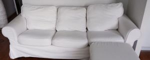 Alla saker säljs till förmånligt pris. Soffan och sängen är de enda undantagen. En vit soffa.