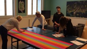 Isabelle Hyytiäinen, Emil Thuesen, Milton Bäcksbacka och Emilie Jäntti hoppas många deltar i paraden med egna skyltar och banderoller. Isabelle Hyytiäinen, Emil Thuesen, Milton Bäcksbacka och Emilie Jäntti jobbar på att göra en regnbågsbanderoll.