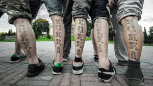 Likanen Etelä och några av deras kompisar har likadana tatueringar. likanen etelä