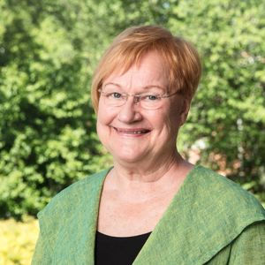 Tarja Halonen President Tarja Halonen ute i solskenet