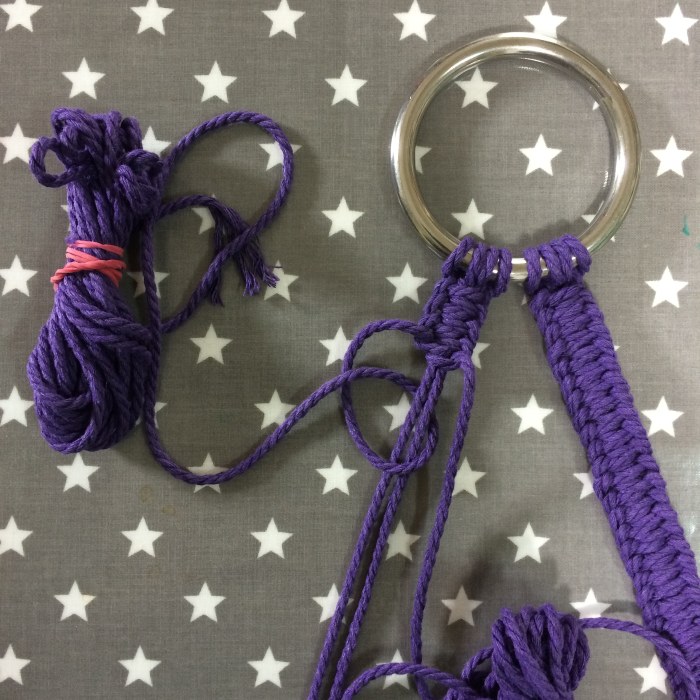 Upphängningsbanden knyts med enkla halvslag växelvis från vänster och höger. macrambe rope done with the knot