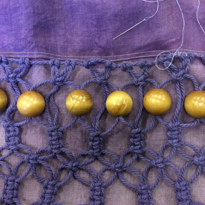 Sy fast dekorationsfransarna för hand. tree marbles in macrame pattern