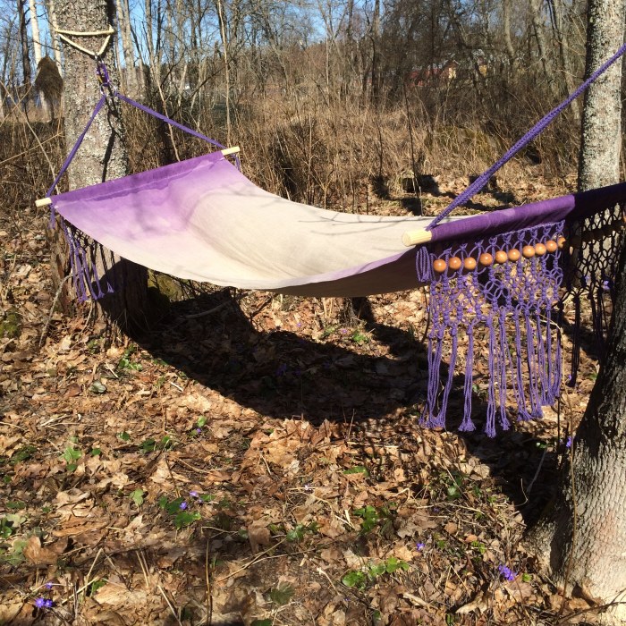 Hängmattan upphängd. the finished hammock i made with macrambe and ombre