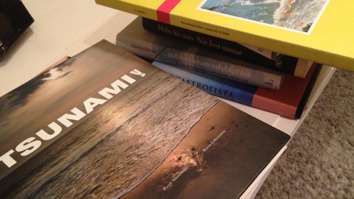 Carola Gustafsson har samlat böcker och urklipp som handlar om tsunamin 2004
