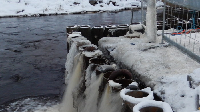 Vattenpumpar pumpar vatten vid en &aring; i Nykarleby.
