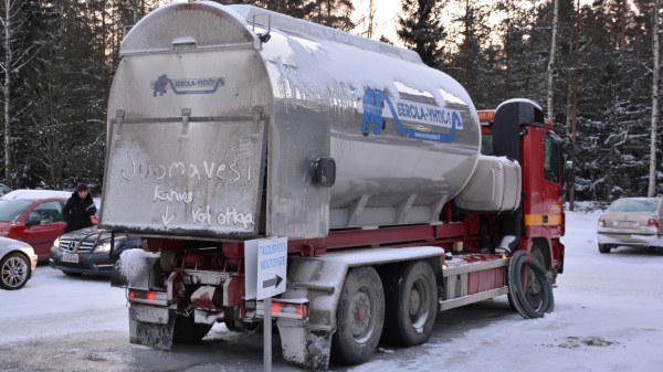 En tankbil med dricksvatten står också vid Vårberga köpcentrum. Vattenpost för dricksvatten i Borgå 04.01.17