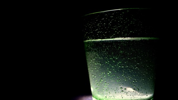 Dricksvattnet bör kokas i fem minuter alternativt hämtas från de fem vattenposterna i staden. glas med vatten