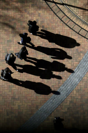 viisi tuntematonta miestä varjoineen