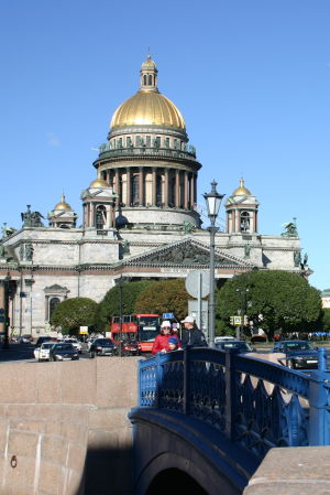 Matkailijoita sinisellä sillalla Iisakinkirkon edessä.