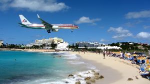 Lentokone laskeutuu lähellä rantaa