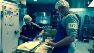 Jens Lindroos och Adrian Vuorio lägger upp tortillabröd.