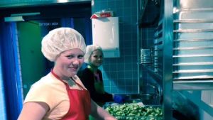 Emilia Friberg och Ida Nordgren skär upp gurka. 