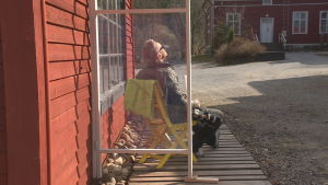 en man bakom ett vindskydd