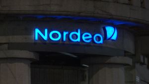 Nordean logo iltavalaistuksessa. 