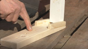 en träkloss med hål i 