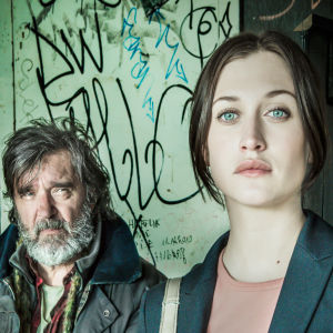 Tom Stilton (Kjell Bergqvist) ja Olivia Rönning (Julia Ragnarsson)