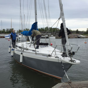 Hans Groop vid relingen framför kameran.