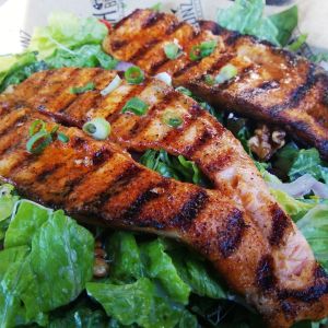 Grillattua lohta ja salaattia.