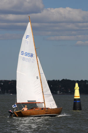 Folkbåt rundar sjömärke i Helsingfors
