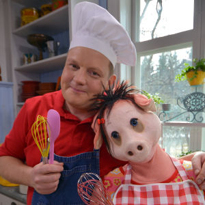I Kocka på! hjälps Michael Björklund och Isa Gris åt med att göra mat.