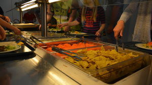 Elever tar för sig av skolmat.