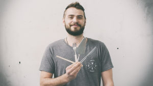 Johannes Björkqvist med fyra bestick.